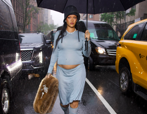 Rihanna revela terceira gravidez com look ousado no Met Gala