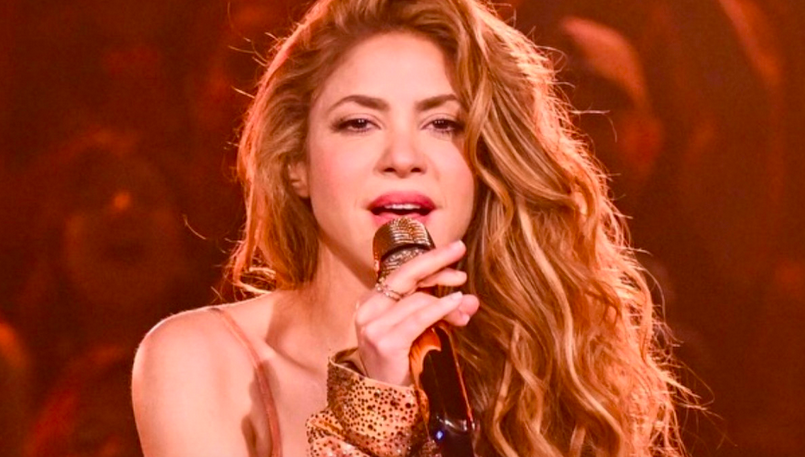 Susto: Shakira escorrega e cai no palco