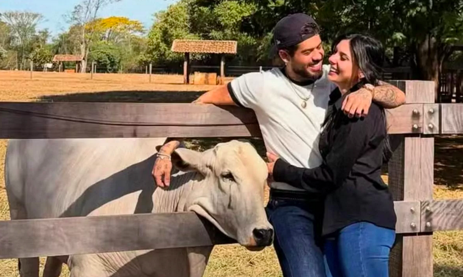Zé Felipe e Ana Castela surgem agarradinhos no campo