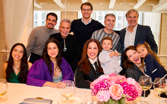 Claudia Raia e Edson Celulari juntam suas famílias em comemoração
