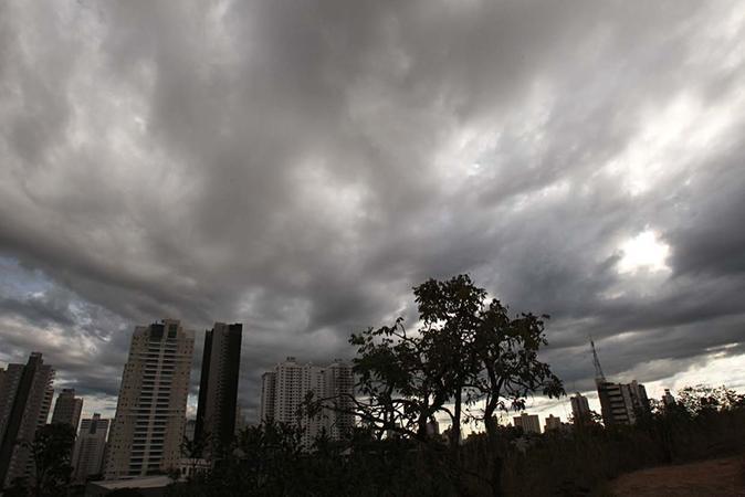 Manta de nuvens e inversão térmica mudam paisagem e provocam sensação de frio em Goiás