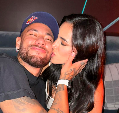 Neymar surge em clima de romance com Bruna Biancardi