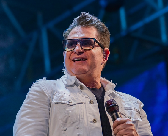 Marrone recebe alta hospitalar após sofrer queda em show
