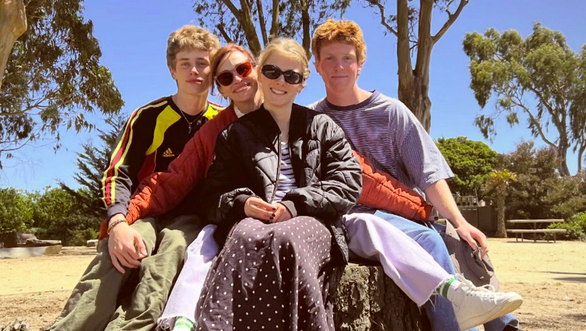 Julia Roberts aparece ao lado dos filhos em foto rara divulgada pelo marido