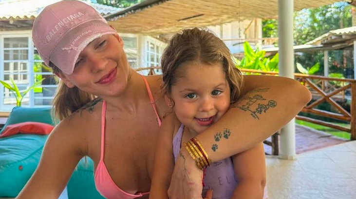 Maria Flor, filha de Virginia, coloca aparelho nos dentes com apenas 2 anos