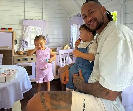 Neymar Jr divide momento encantador com as filhas, Mavie e Helena